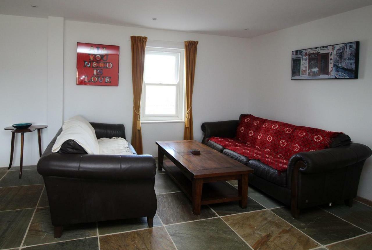 Beautiful Modern House In The Heart Of Gower *