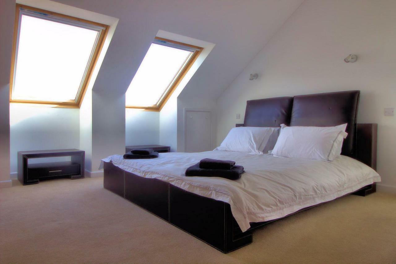 Beautiful Modern House In The Heart Of Gower *